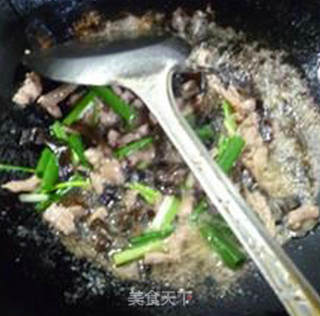 黑木耳瘦肉丝盖浇面的做法步骤：11