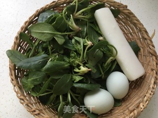 年糕菠菜炒鸡蛋的做法步骤：1