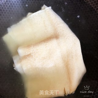 菠菜拌豆皮的做法步骤：1