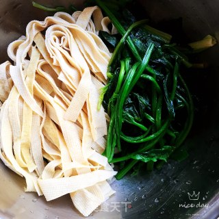菠菜拌豆皮的做法步骤：5
