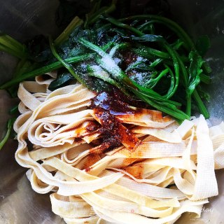 菠菜拌豆皮的做法步骤：6