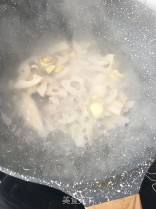 莲藕炖炸肉的做法步骤：3