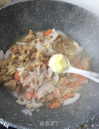 莲藕炖炸肉的做法步骤：8