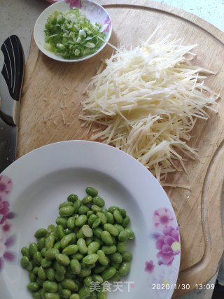 土豆丝炒毛豆的做法步骤：1