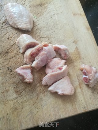 黑木耳蒸鸡中翅的做法步骤：1