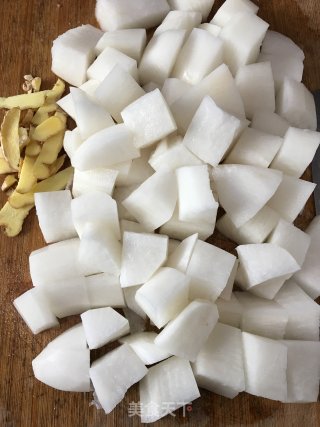 萝卜烧牛腩的做法步骤：1