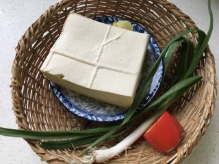 蚝油焖豆腐的做法步骤：1