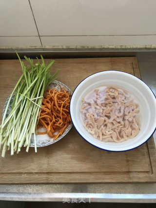 鸡丝炒虫草花的做法步骤：1