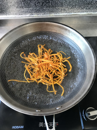 鸡丝炒虫草花的做法步骤：2