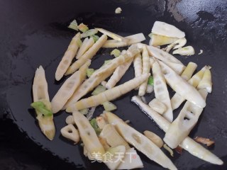 笋炒腐竹豆皮的做法步骤：3