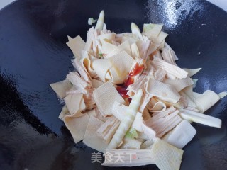 笋炒腐竹豆皮的做法步骤：4