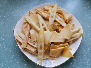 笋炒腐竹豆皮的做法步骤：5