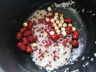 红豆莲子粥的做法步骤：2
