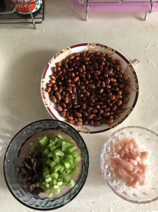 莴笋木耳鸡丁的做法步骤：1