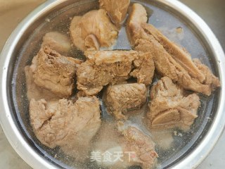 萝卜排骨汤的做法步骤：1