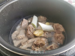 萝卜排骨汤的做法步骤：2