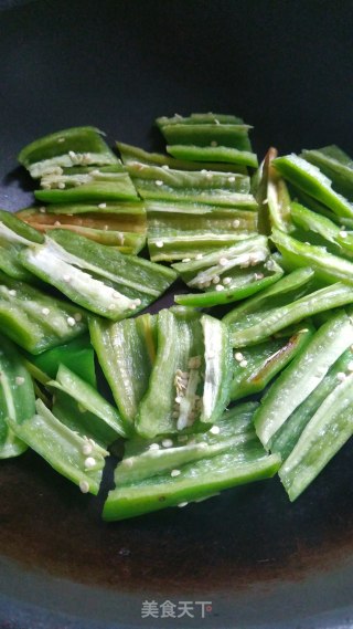 爆椒豆豉炒大蒜的做法步骤：2