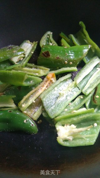 爆椒豆豉炒大蒜的做法步骤：3