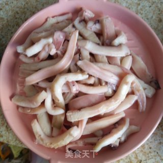 尖椒炒鱿鱼的做法步骤：1