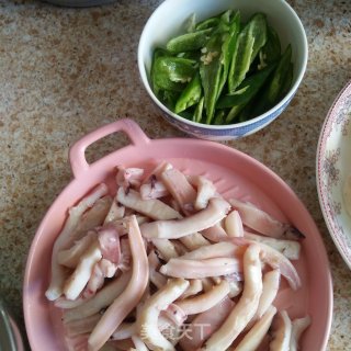 尖椒炒鱿鱼的做法步骤：2