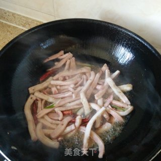 尖椒炒鱿鱼的做法步骤：4