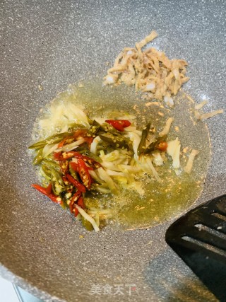 泡椒肉丝炒饭的做法步骤：3