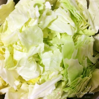 回锅肉炒圆白菜的做法步骤：1