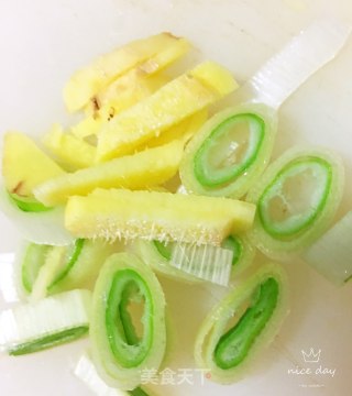 回锅肉炒圆白菜的做法步骤：3