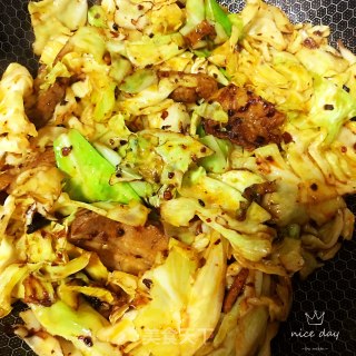 回锅肉炒圆白菜的做法步骤：9