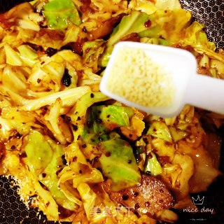 回锅肉炒圆白菜的做法步骤：10