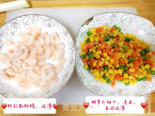 三彩炒虾仁的做法步骤：1