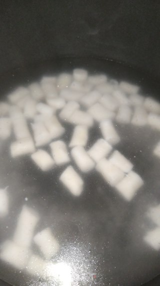 番茄鸡蛋炒年糕的做法步骤：2