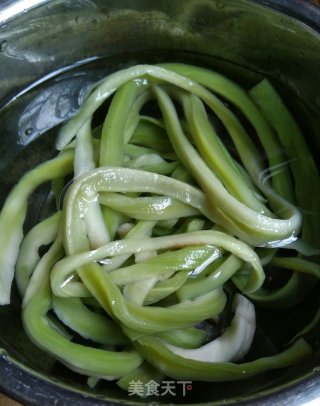 贡菜炒瘦肉的做法步骤：1