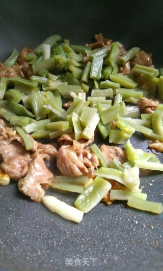 贡菜炒瘦肉的做法步骤：6