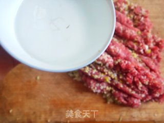 春节必备的简单好吃的炸肉丸的做法步骤：2