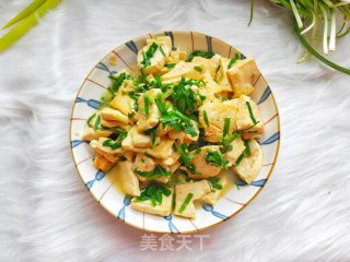 年夜饭必备的简单快手家常菜：韭菜炒豆腐的做法步骤：6