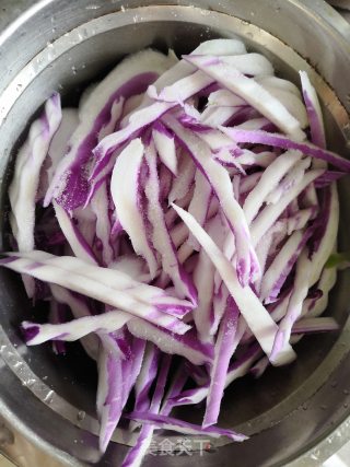 紫菜梗炒肉的做法步骤：2