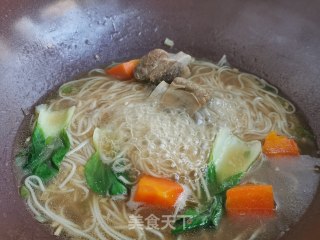 排骨汤面的做法步骤：7