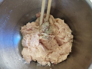 茄汁三文鱼丸拌饭的做法步骤：3