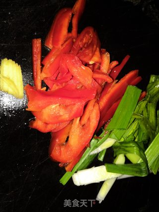 蒜菜炒卤干的做法步骤：1