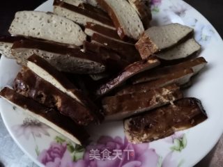 蒜菜炒卤干的做法步骤：2