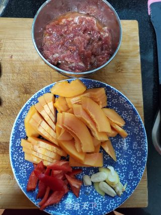 木瓜炒牛肉的做法步骤：2