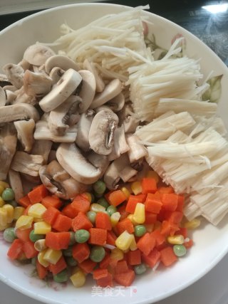 五彩炒鲜菇的做法步骤：1