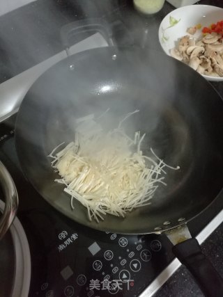五彩炒鲜菇的做法步骤：2