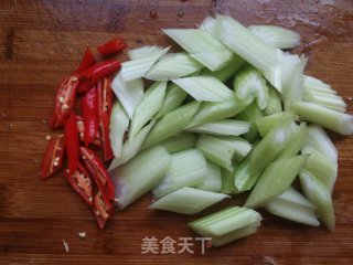 西芹炒鸡蛋的做法步骤：2