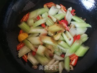 西芹炒鸡蛋的做法步骤：7