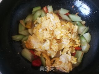 西芹炒鸡蛋的做法步骤：8