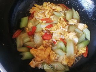 西芹炒鸡蛋的做法步骤：9