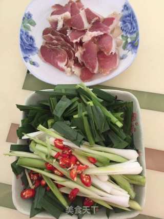腊肉炒青蒜的做法步骤：1