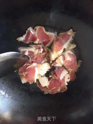 腊肉炒青蒜的做法步骤：2